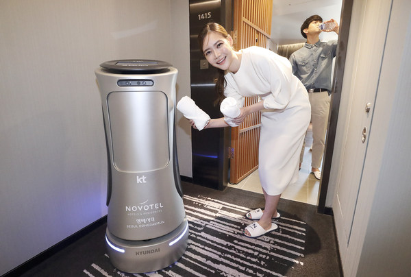 KT’s 2nd Generation AI Hotel Robot Enhances Room Services