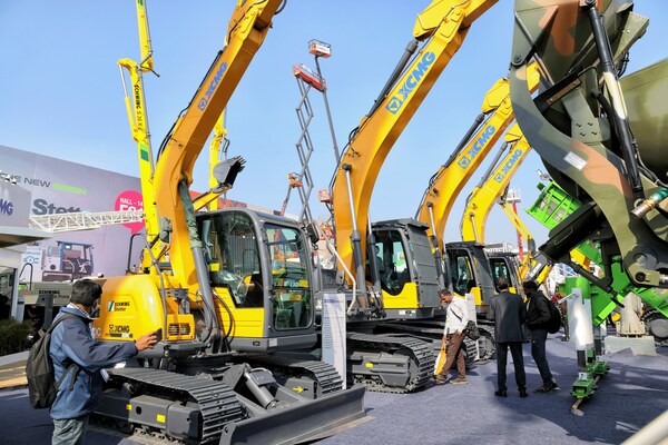 bauma CONEXPO INDIA 2023: XCMG Excavator Showcases Six Customized New Products, Signs Pre-Sale Orders of Nearly 100 Units of Equipment