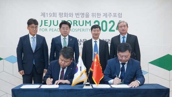 Representatives of Hainan and Jeju at the signing of the "Memorandum of Understanding on Jointly Promoting Workation Projects". (Photo: Hainan Daily)