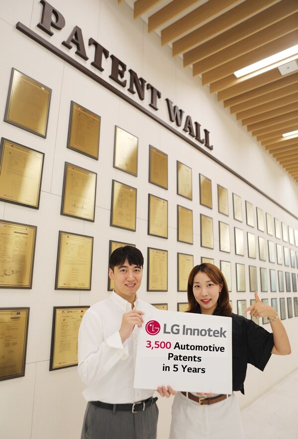 LG Innotek employees present the company’s achievements in automotive component patents in front of the Patent Wall at LG Innotek’s headquarters. The Patent Wall is a space dedicated to the display of plaques on major patents acquired by LG Innotek.