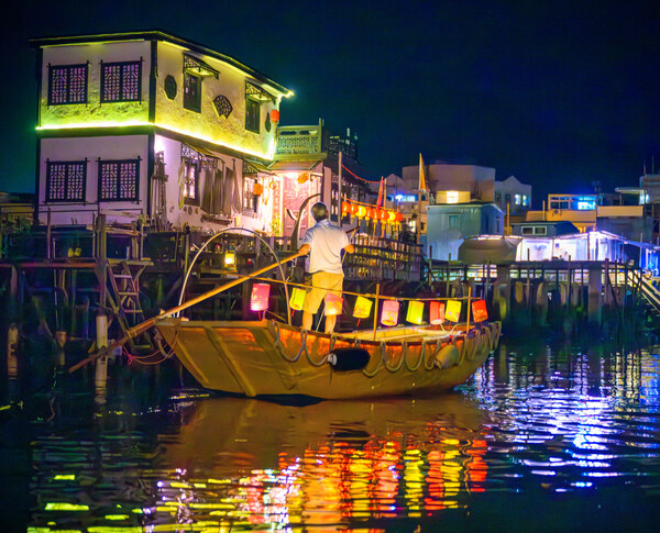 Tai O Heritage Hotel has joined hands with the Tai O Cultural Association to present the inaugural Tai O Night Boat Parade. Participants will board traditional sampans while learning about the maritime traditions from the oarsmen. Through the experiential event, participants could appreciate the collective memories of Tai O villagers celebrating Mid-Autumn Festival and National Day with loved ones in a unique way.